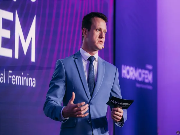 O Dr. Leonardo Jacobsen dando aula no palco de uma edição do HORMOFEM